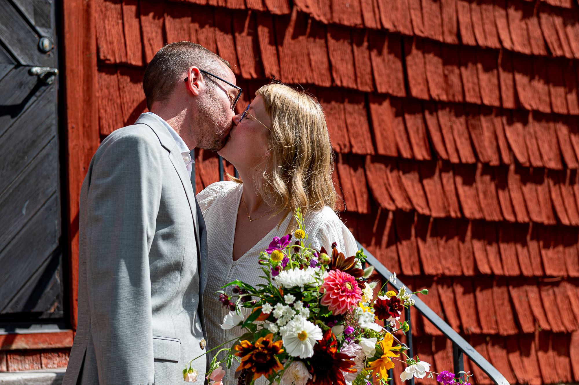 Bild: Tomas och Jenny kysser varandra på kyrktrappan